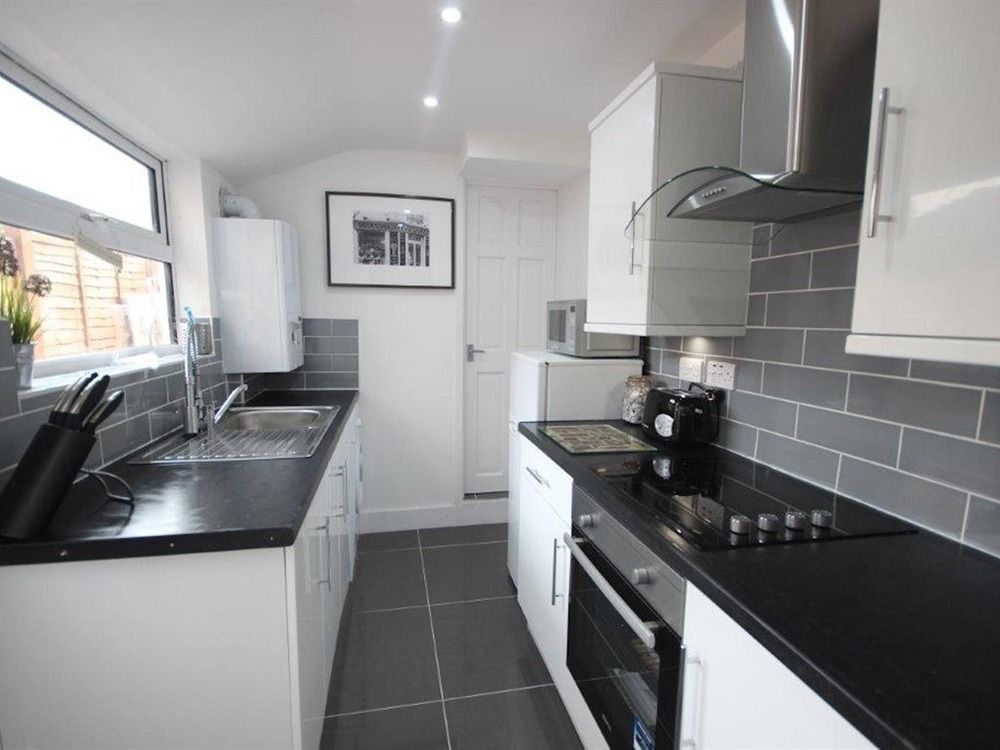 Hastings House - Modern 2 Bedroom House In Central Luton & Near Airport Bagian luar foto